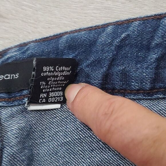 Calvin Klein womans low rise, Flare Denim Jeans, Size 6 - Picture 4 of 6
